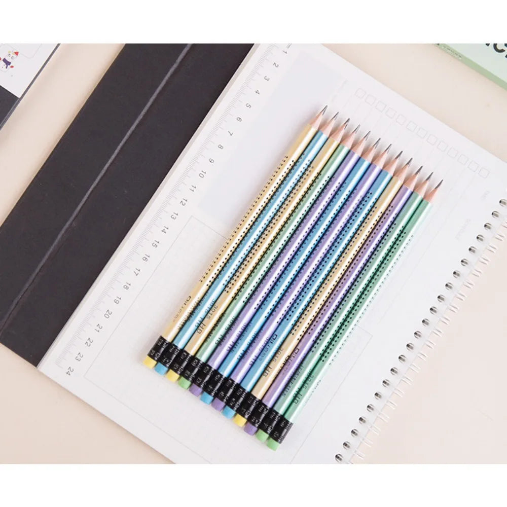 12 Stück neue dreieckige HB-Punkte-Bleistifte für Kinder mit Cartoon-Design, mehrfarbig gemischt, mit Radiergummi – Kalligrafie-Set für Schüler – Schreibwaren