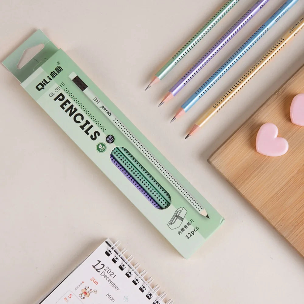 12 Stück neue dreieckige HB-Punkte-Bleistifte für Kinder mit Cartoon-Design, mehrfarbig gemischt, mit Radiergummi – Kalligrafie-Set für Schüler – Schreibwaren
