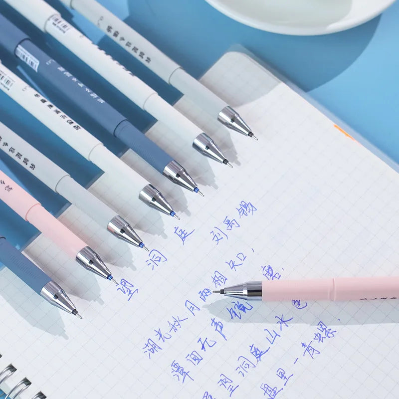 Kawaii Radierbares Gelstift-Set – Niedliche Cartoon-Tiere & Katzen – Löschbare Stifte mit Nachfüllmine, abwaschbarem Griff und ergonomischer Halterung – Perfekt für die Schule